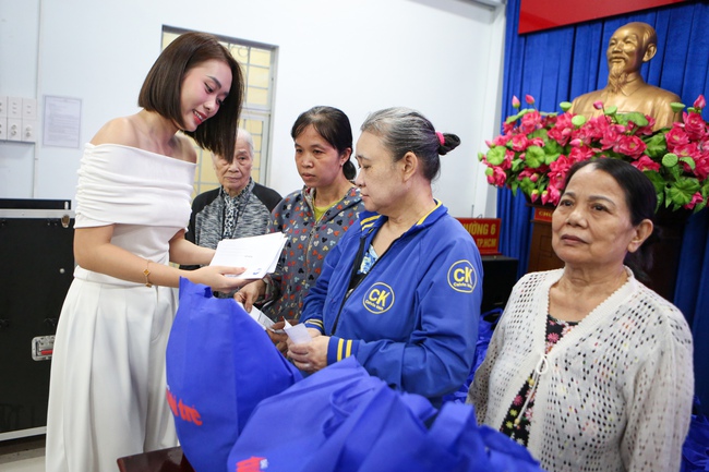 Hoa hậu Ban Mai lạ lẫm với tóc ngắn, hiến mái tóc dài tặng bệnh nhân ung thư - Ảnh 1.