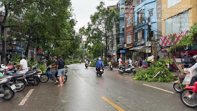 Hà Nội huy động hơn 100 công nhân môi trường dọn dẹp vệ sinh các tuyến phố nội đô - Ảnh 1.