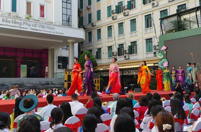 70 năm giải phóng Thủ đô: Vận động phụ nữ Hà Nội mặc áo dài vào thứ Hai, thứ Sáu hằng tuần - Ảnh 2.